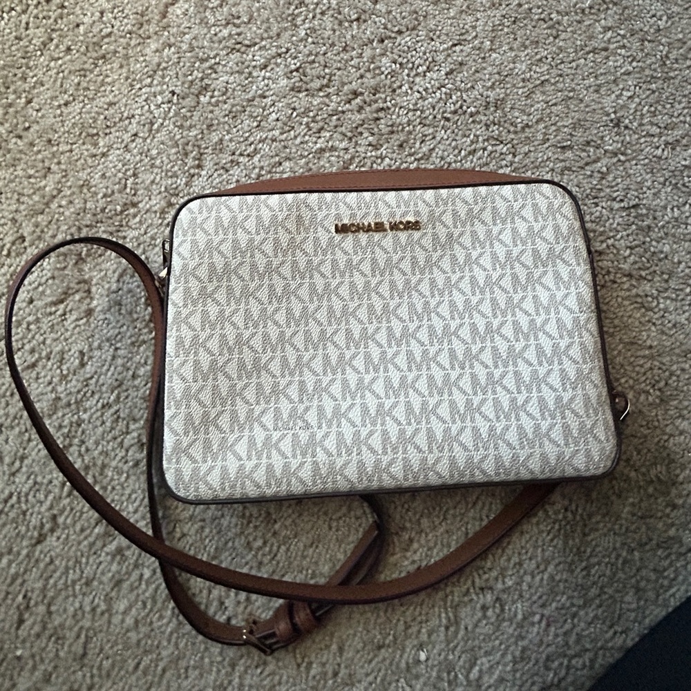 Michael Kors Jet Set Large East West
Saffiano Leather Crossbody Bag